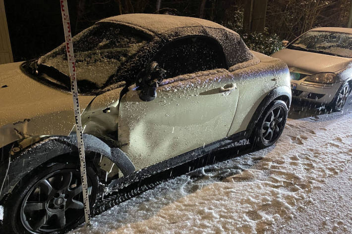 Auf schneebedeckter Strasse ins Schleudern geraten und quer in Gegenverkehr gekracht