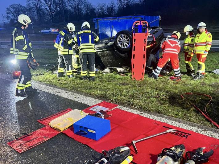 Fahrzeug auf der A43 überschlagen – Person eingeklemmt