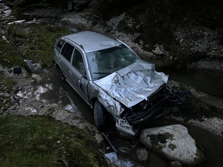 Skoda kommt von der Strasse ab.