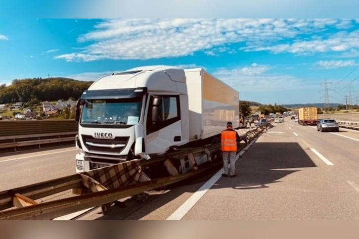 Lastwagen kollidiert mit Auto auf der A3