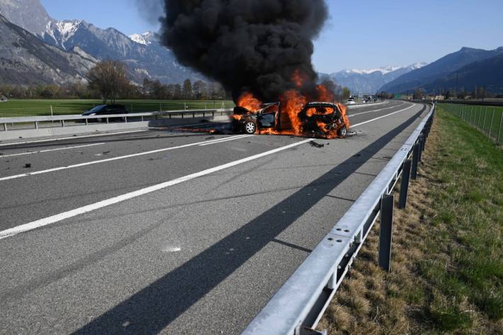 Wegen einem technischen Defekt ist ein Autofahrer auf der Autobahn stehen geblieben.