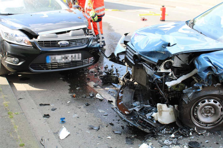 Frontalzusammenstoß nach Sekundenschlaf - Zwei Personen schwer verletzt