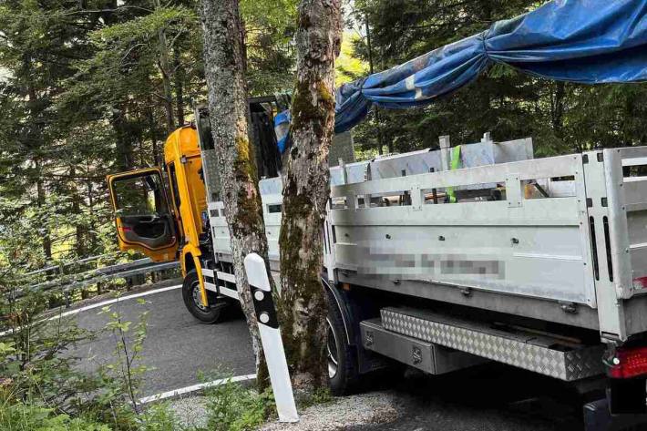 Der Lastwagen ist in einer Kurve stecken geblieben 