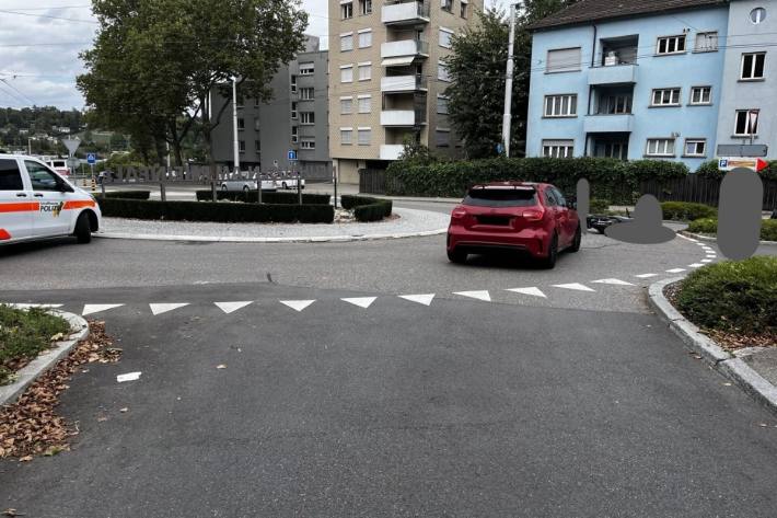 Der Autofahrer hat den Zweiradfahrer übersehen.