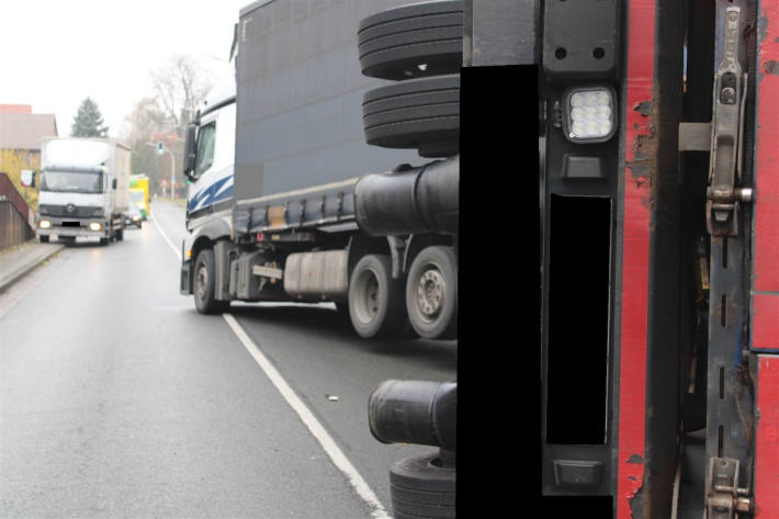 LKW-Anhänger stürzt um