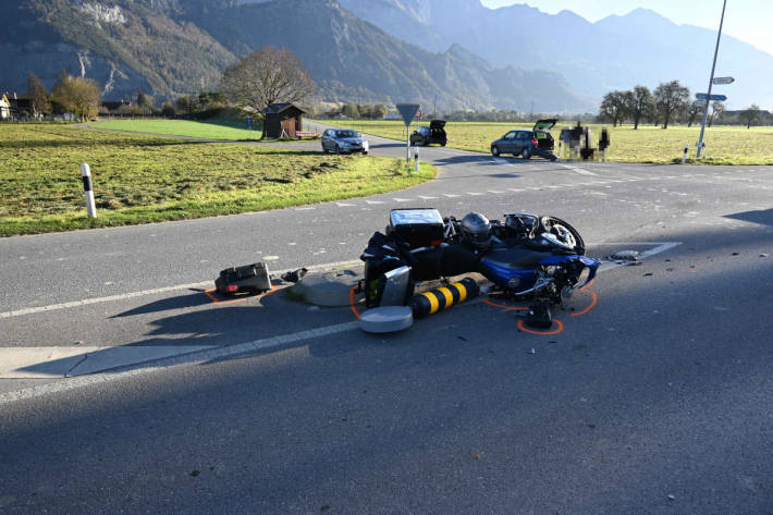 Der Motorradfahrer wurde beim Unfall leicht verletzt.