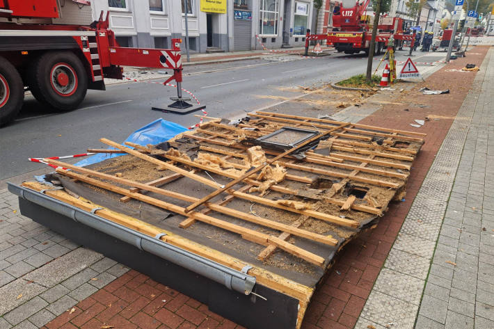 Teile des herabgefallenen Daches.
