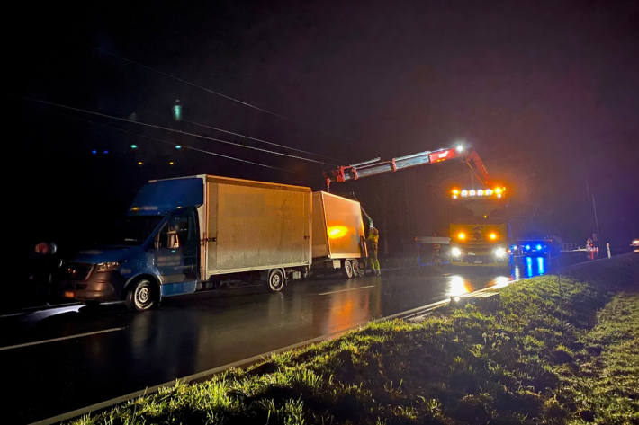 Lieferwagen mit Anhänger auf Bahntrassee geraten