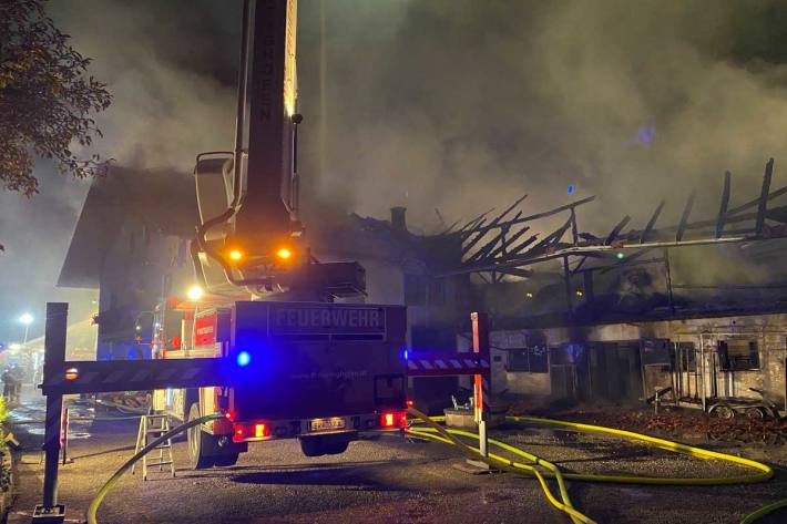 Elf Feuerwehren bei Großbrand eines Bauernhofes in Kirchberg bei Mattighofen im Einsatz