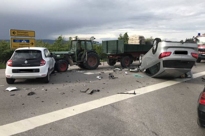 Es kam in Gau-Algesheim zum Zusammenstoß der beiden Fahrzeuge, woraufhin sich der 91-Jährige mit seinem Fahrzeug überschlug und auf dem Dach liegen blieb