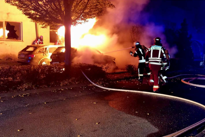 Fahrzeugbrand droht auf Gebäude überzugreifen