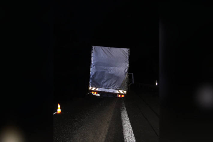 Überladener LKW verliert Hinterräder auf der A2