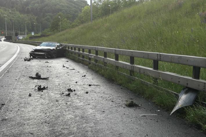 Der M6 prallte in die Leitplanke und erlitt einen Totalschaden