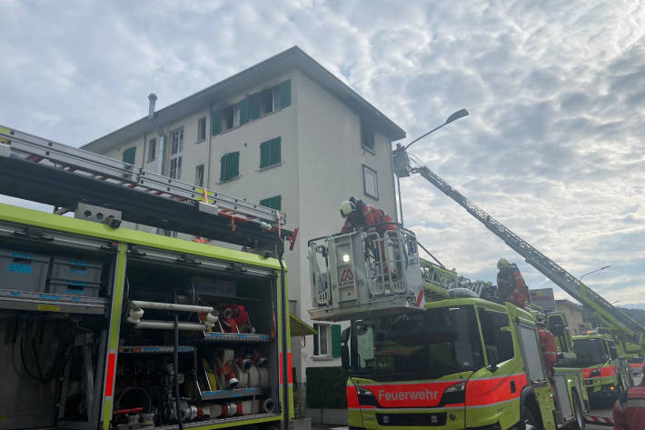 Brand in Mehrfamilienhaus in Zürich erfordert Grossaufgebot der Feuerwehr