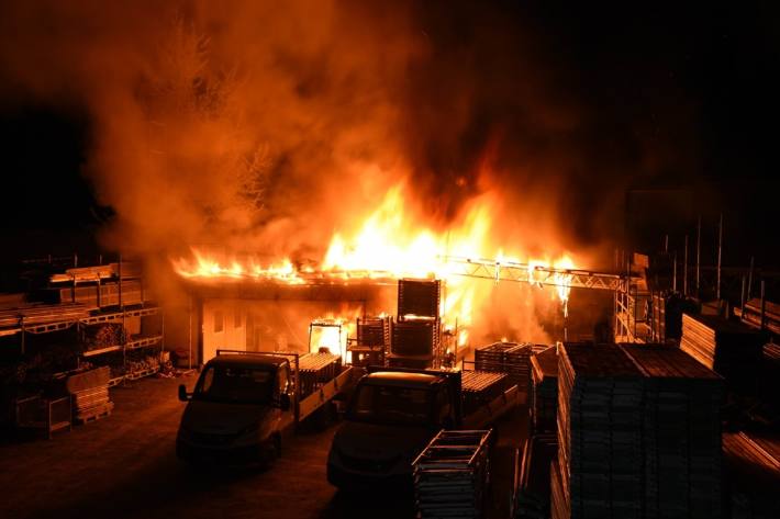 In Landquart GR brannte ein Magazin komplett aus.