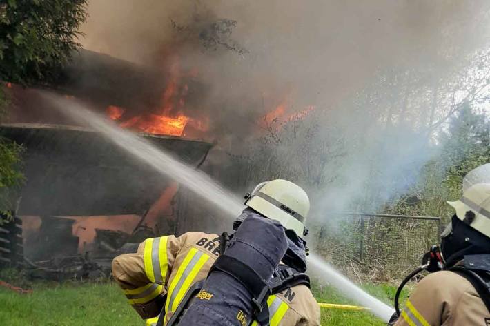 Die Feuerwehr war mit rund 20 Einsatzkräften vor Ort in Bremerhaven