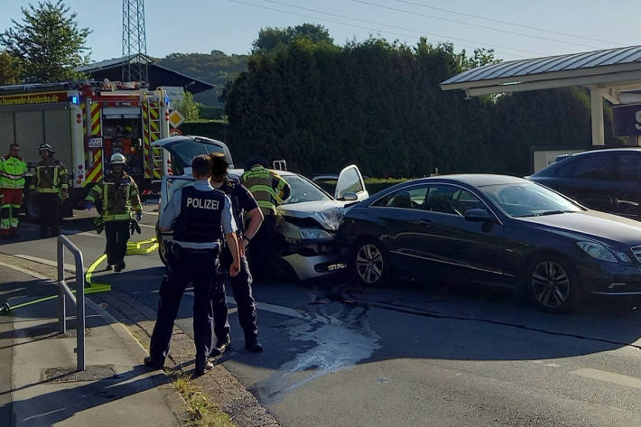 Ein Fahrer wurde bei dem Unfall verletzt.