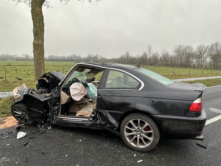 Ein Schwerverletzter nach Verkehrsunfall – PKW prallt gegen Baum