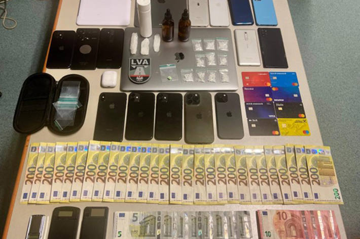 Sichergestellte Betäubungsmittel, Bargeld sowie Handys.