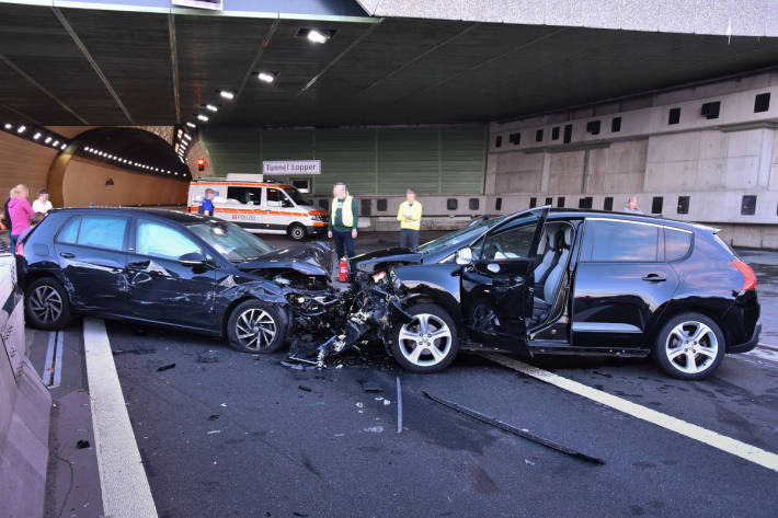 Frontalkollision fordert 3 verletzte Personen auf der A8 am Loppertunnel