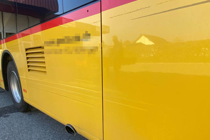 Kollision zwischen Lieferwagen und Postauto