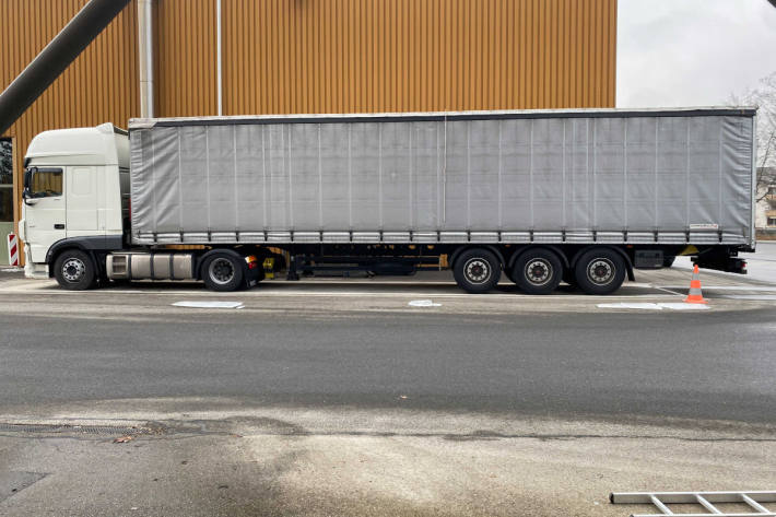 Vom Dach des Sattelmotorfahrzeugs fielen Eisplatten auf die Strasse.