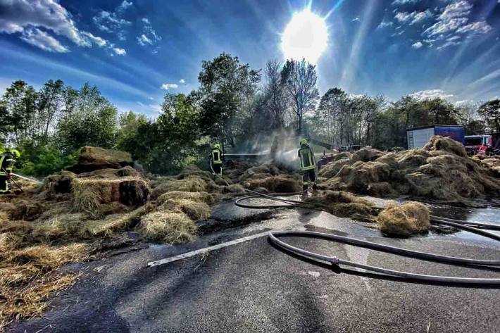 Ein mit mehreren Tonnen Stroh beladener LKW stand in Neuss in Vollbrand