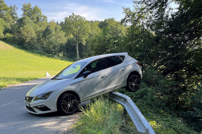 Altbüron: Auto fährt bei Selbstunfall auf Leitplanke