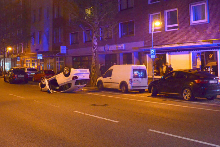 Auto landet auf dem Dach in Bremerhaven