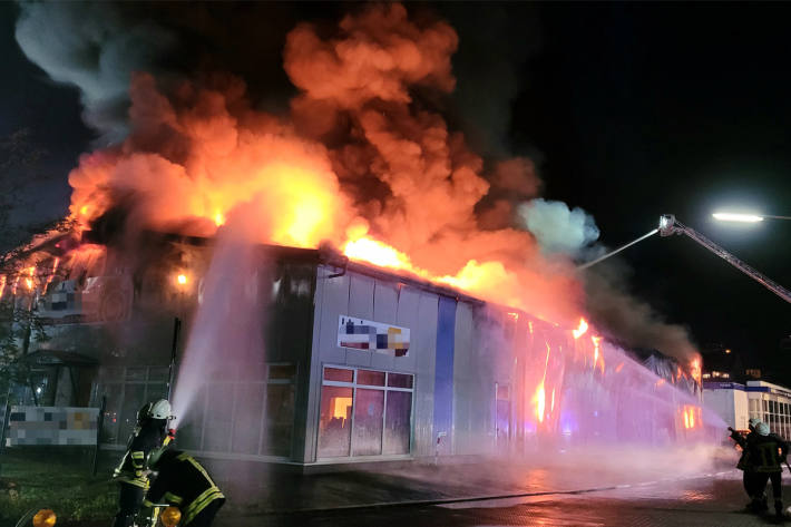 Gebäudebrand in einem Industriegebiet in Lennestadt-Altenhundem.