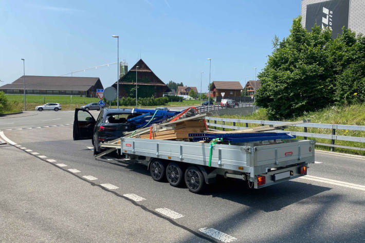 Die Ladung war ungenügend gesichert und kam dadurch in Bewegung.