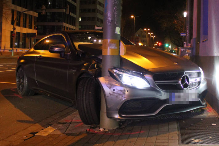 Junger Mann fährt betrunken gegen Ampelmast