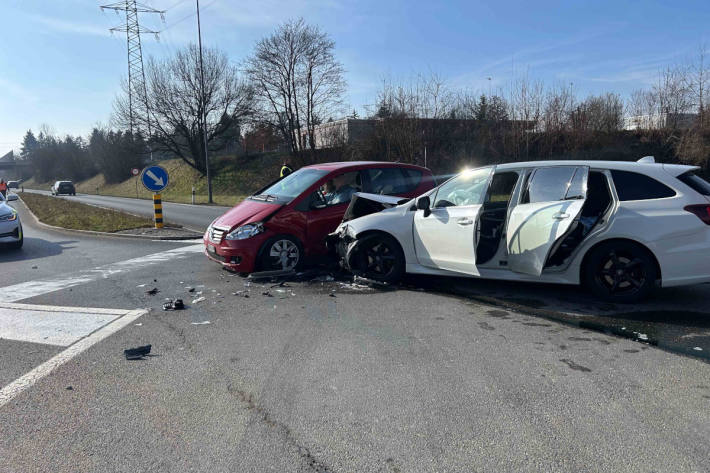 Gemäss ersten Erkenntnissen fuhr der 89-jährige Mercedes-Lenker direkt vor den Subaru des 38-Jährigen, wobei dieser nicht mehr bremsen konnte.