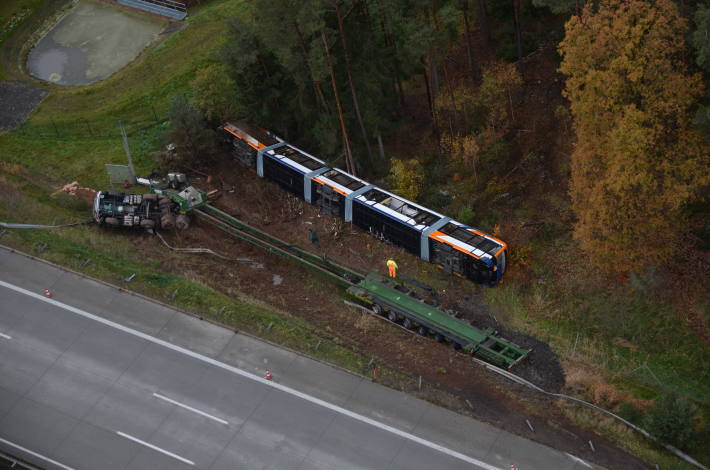 Schwerlasttransporter mit Straßenbahn auf der A9 bei Triptis verunglückt