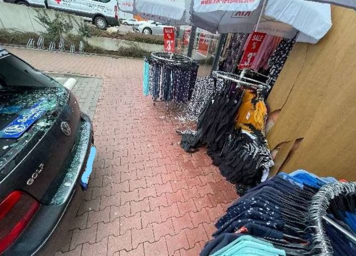 Pkw landet im Schaufenster