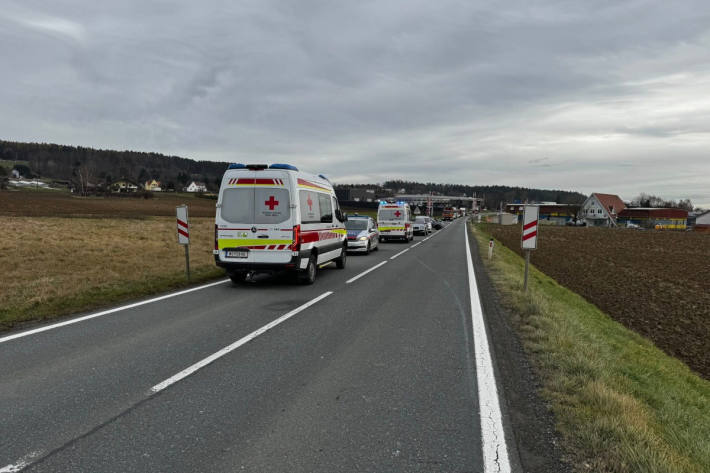 Drei Personen wurden verletzt.