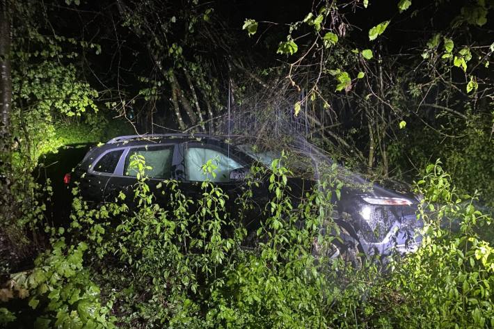 Der Verdacht besteht, dass der Lenker unter Alkoholeinfluss den Unfall gebaut hat.