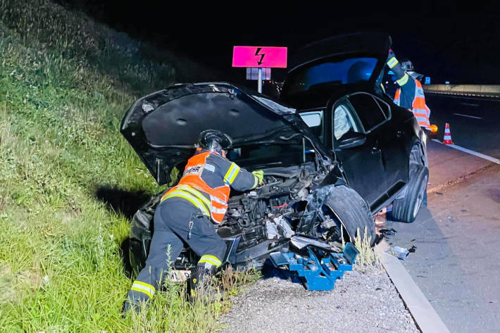 PKW schleudert nach Unfall quer über alle Fahrspuren der Autobahn 