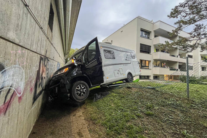 Das Wohnmobil wurde stark beschädigt.