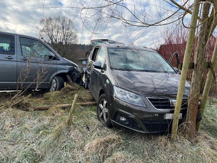 Bei der Kollision wurden drei Kinder verletzt.