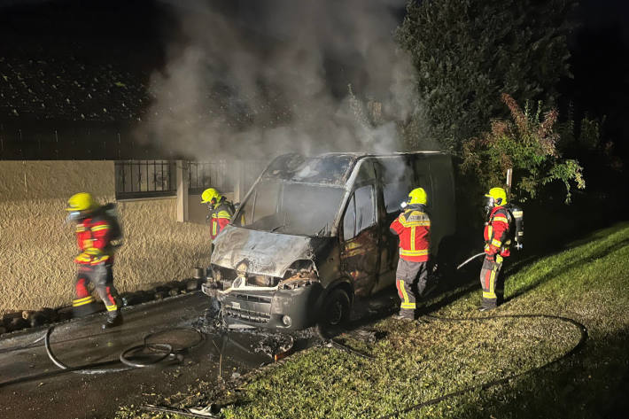 Lieferwagen in Brand