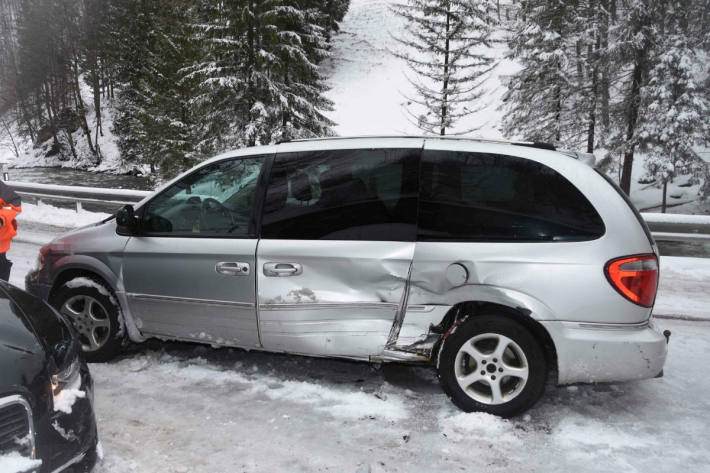 Unfall auf schneebedeckter Strasse.