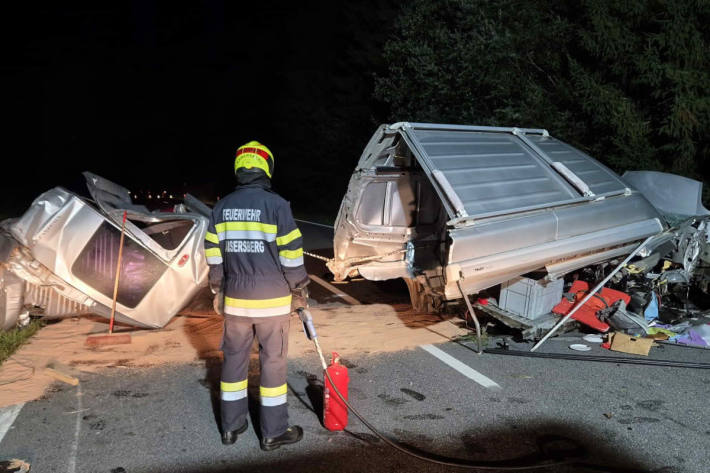Die Feuerwehr fand das Unfallfahrzeug in zwei Hälften zerteilt vor.