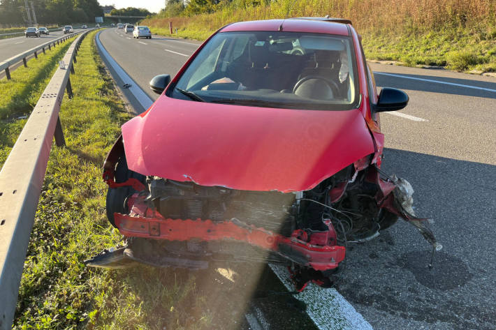 Lenkerin nach Sekundenschlaf auf der Autobahn in Leitplanke geknallt.