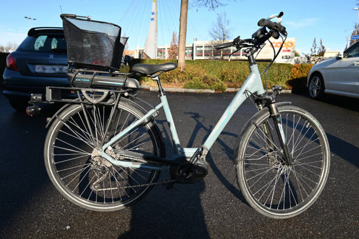 Unfall zwischen Auto und E-Bike im Kreisel