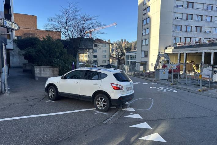 In St. Gallen wurde eine Mitfahrerin vom Auto überrollt.