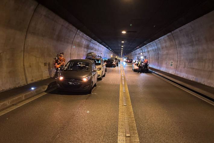 Im Eggfluhtunnel hat sich in Grellingen Bl ein Unfall ereignet.