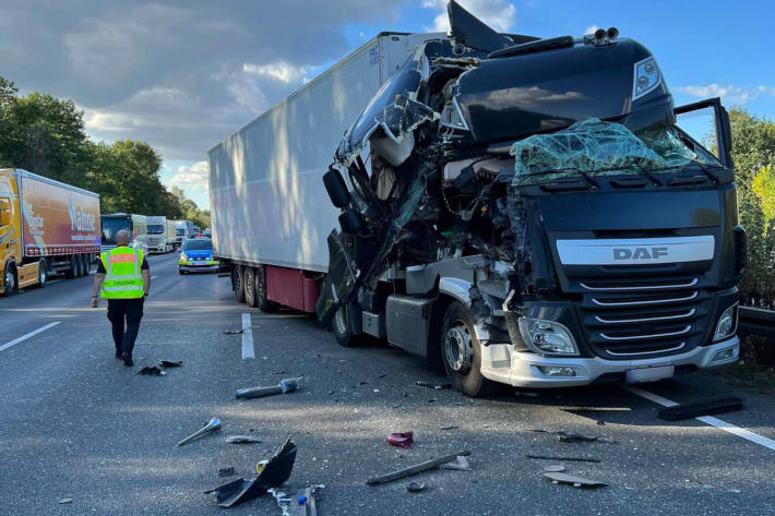 A2 Lehrte Schwerer Lkw Unfall Auf Der Autobahn 7049