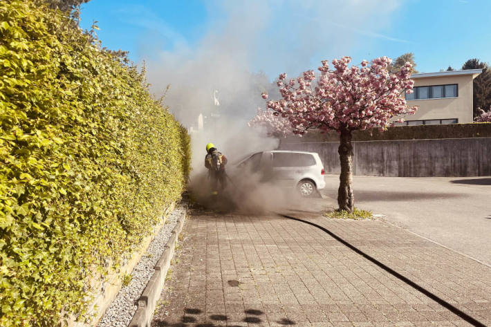 Parkiertes Auto fängt Feuer in Uznach