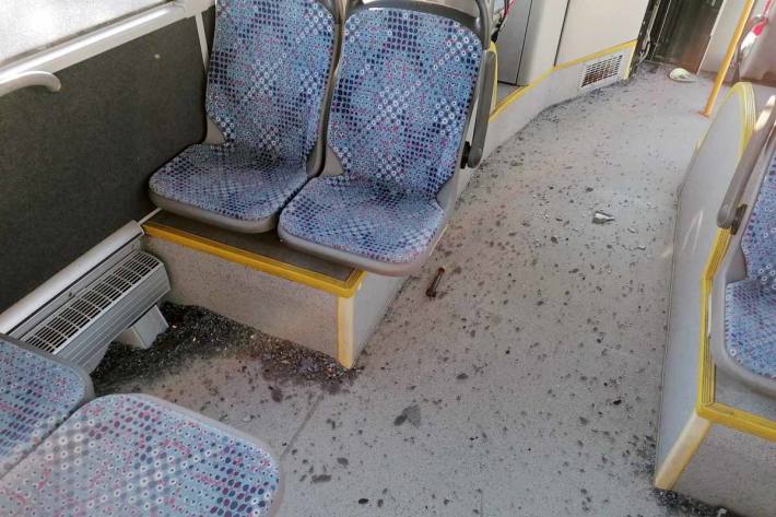 Beim Bus splitterten im Zuge des Aufpralls die Glasscheiben der Seitentüren und deckten einen großen Teil des Passagierraums mit Scherben ein